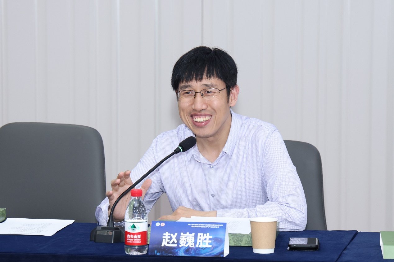 上海交通大学期刊中心副主任蔡云泽以及