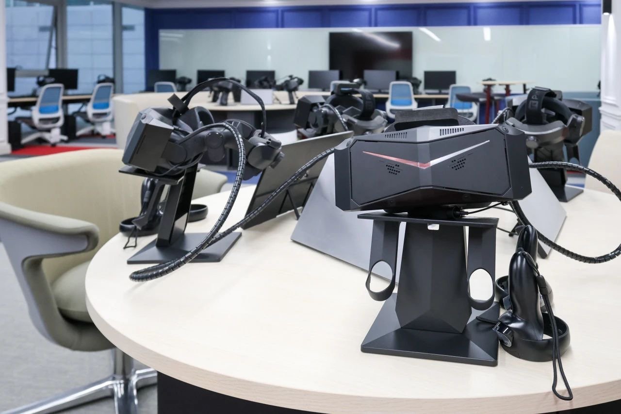VR实验室2.jpg 京杭学子同堂共学