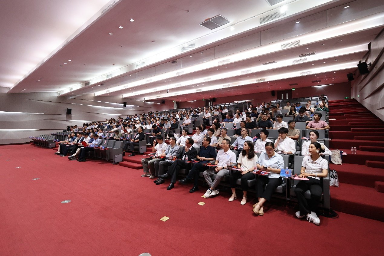 向受到表彰的优秀教师表示热烈祝贺