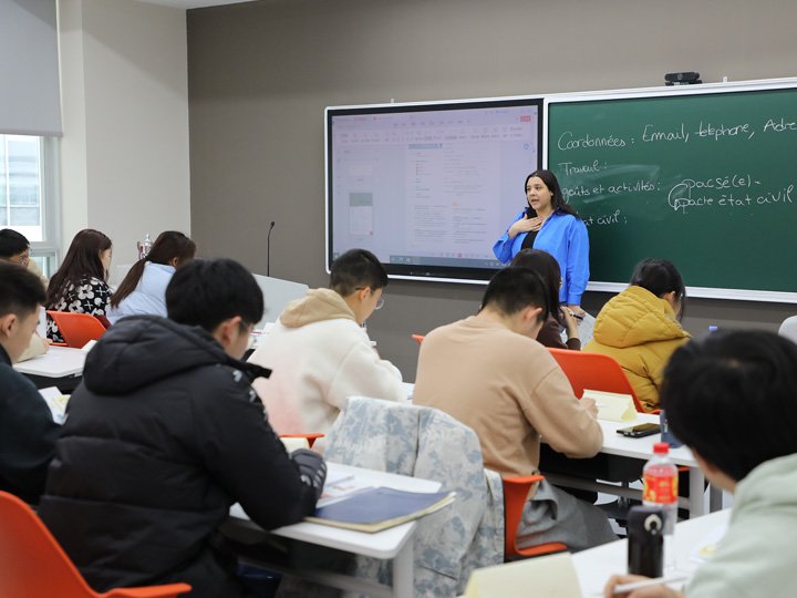 余杭区政府的全力支持下